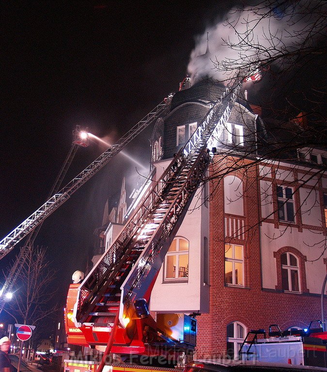 Feuer 3 Dachstuhlbrand Koeln Muelheim Gluecksburgstr P129.JPG